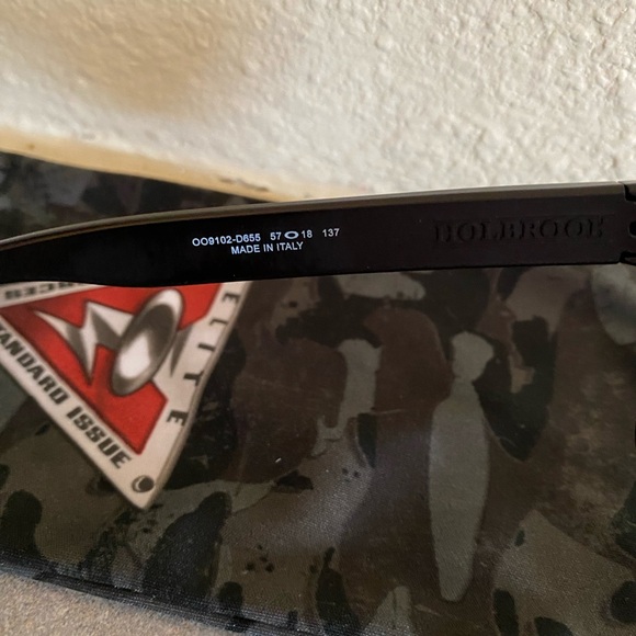 Oakley Holbrook - Picture 3 of 3